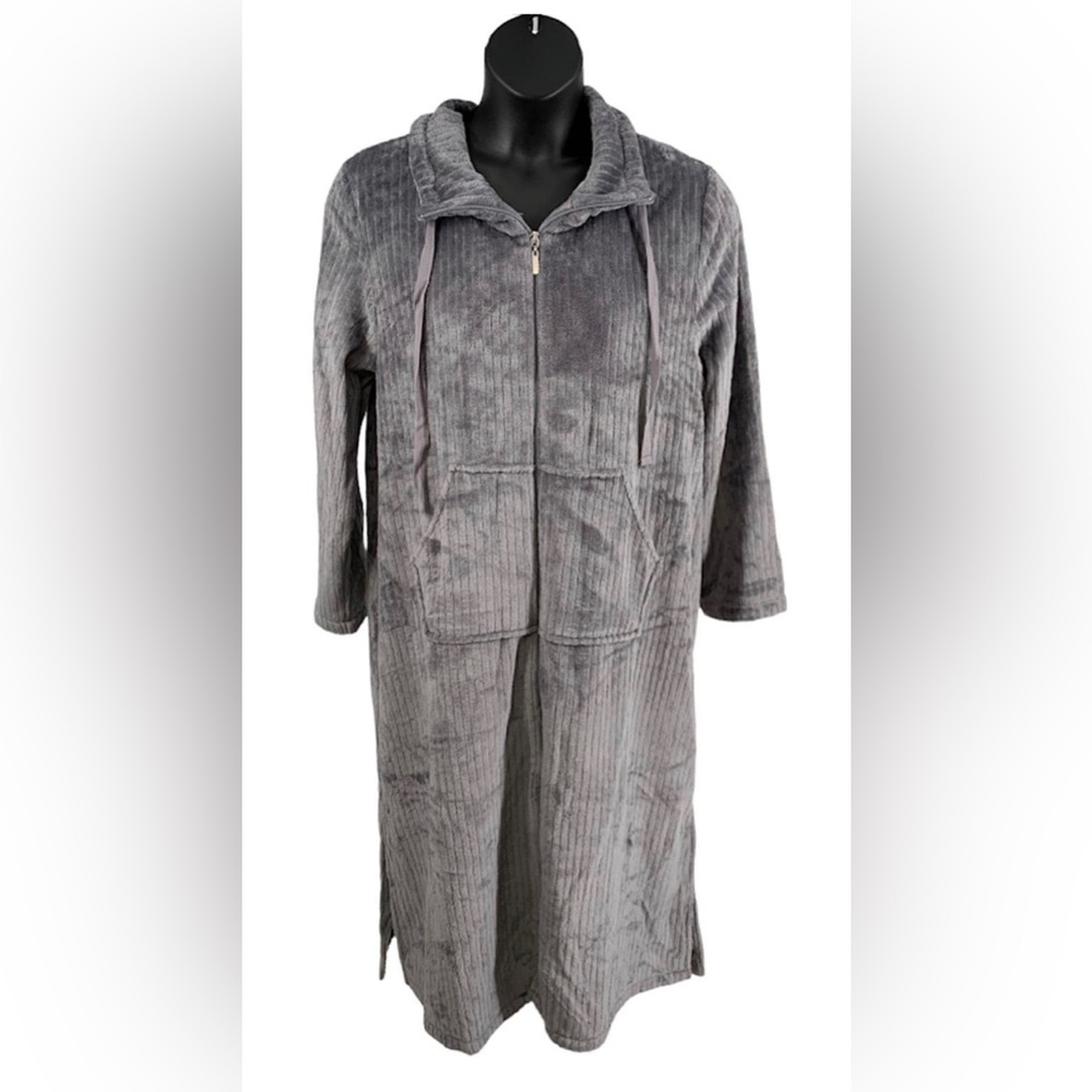 Stan Herman lounge wear in gray size small. NWOT never been worn.